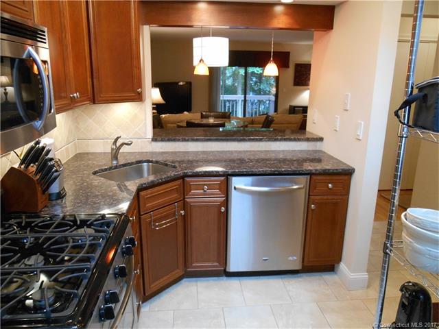 11 Evergreen Trl, Farmington, CT 06032