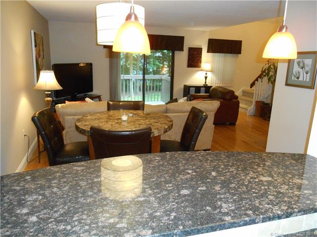 11 Evergreen Trl, Farmington, CT 06032