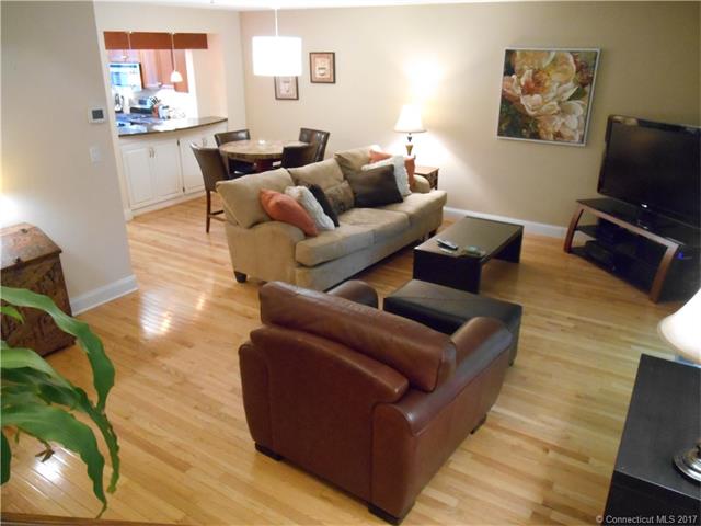 11 Evergreen Trl, Farmington, CT 06032