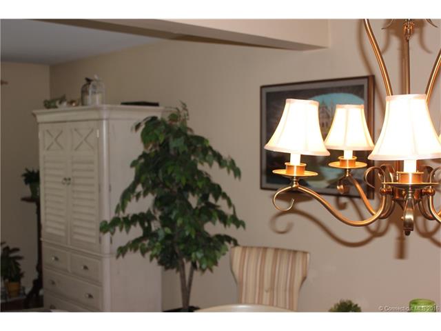 127 Springbrook Dr, Glastonbury, CT 06033