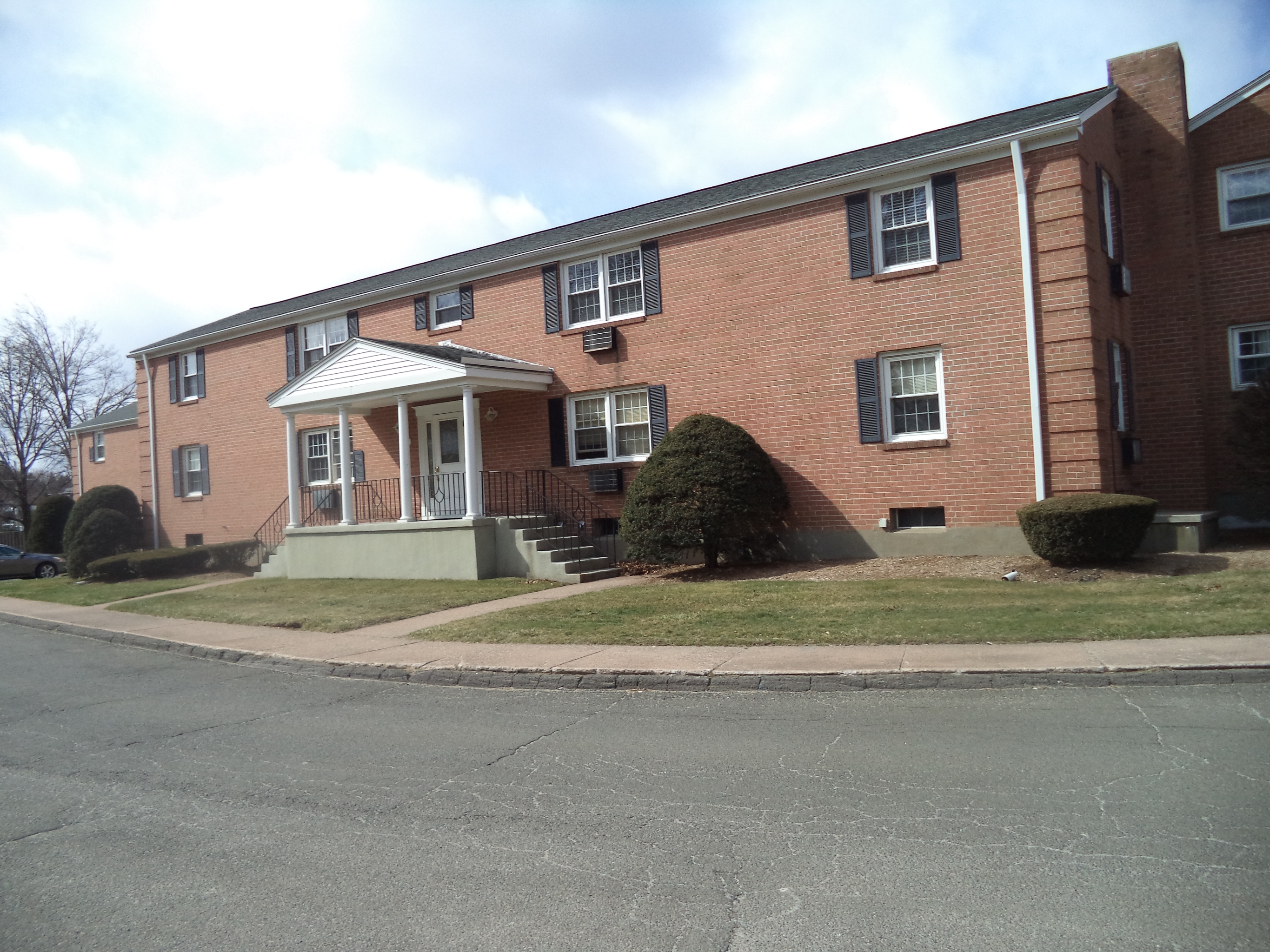 21 Brewster Rd#D, Glastonbury, CT 06033