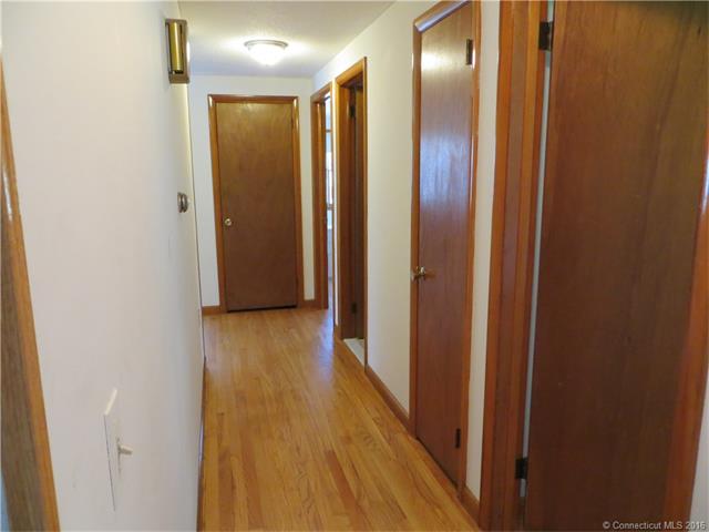20 Earl St, Manchester, CT 06040