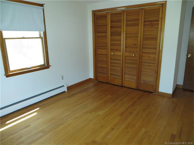 20 Earl St, Manchester, CT 06040