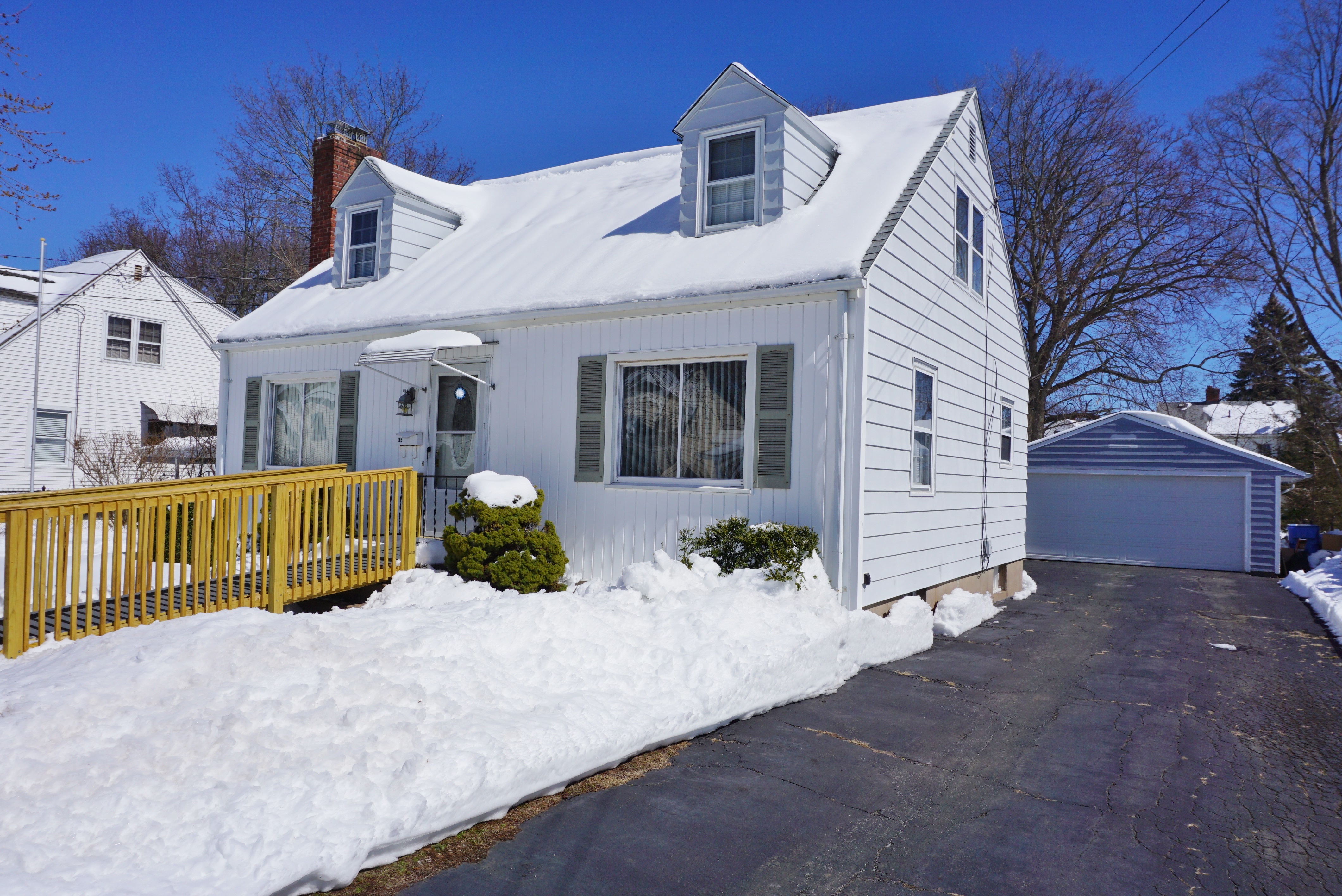 35 Victoria Rd, Manchester, CT 06040