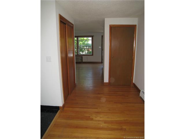 476 Woodbridge St, Manchester, CT 06042