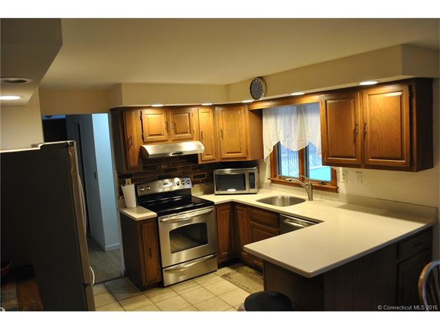 332 Woodland St, Manchester, CT 06042