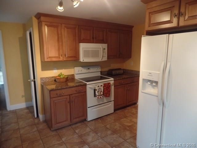 27Englewood Dr, Manchester, CT 06042