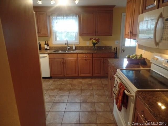27Englewood Dr, Manchester, CT 06042
