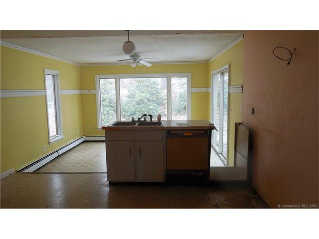 307 Grissom Rd, Manchester, CT 06042