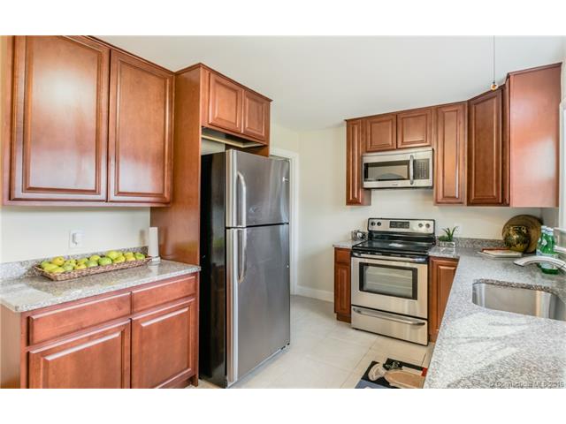 51 Oakwood Rd, Manchester, CT 06042