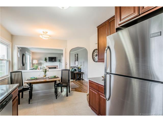 51 Oakwood Rd, Manchester, CT 06042