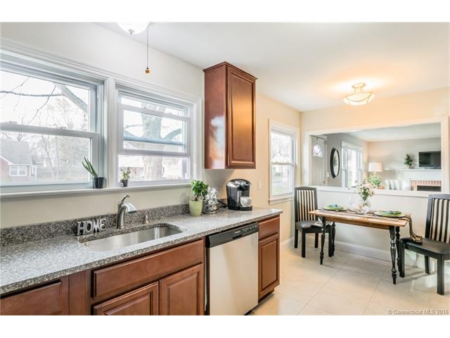 51 Oakwood Rd, Manchester, CT 06042