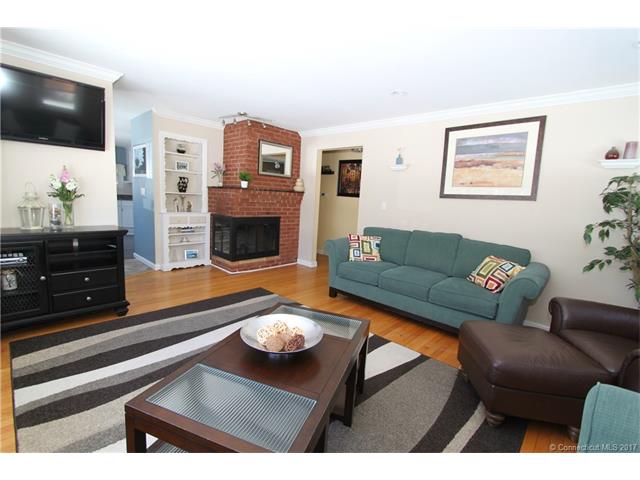 40 Agnes Dr, Manchester, CT 06042