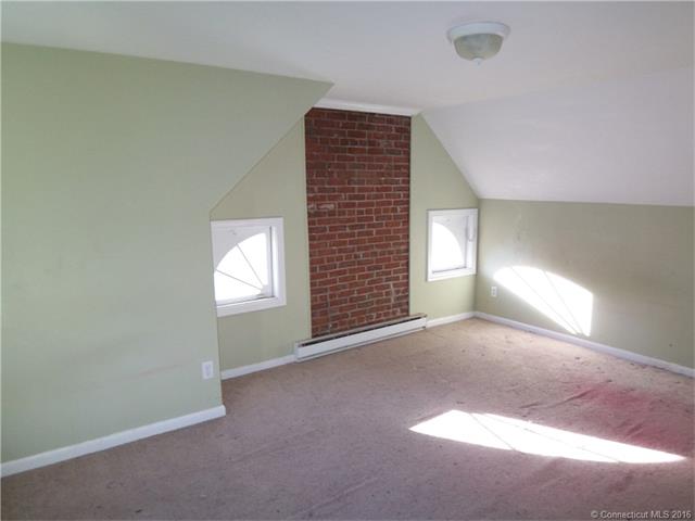 31 Chamberlain St, New Britain, CT 06052