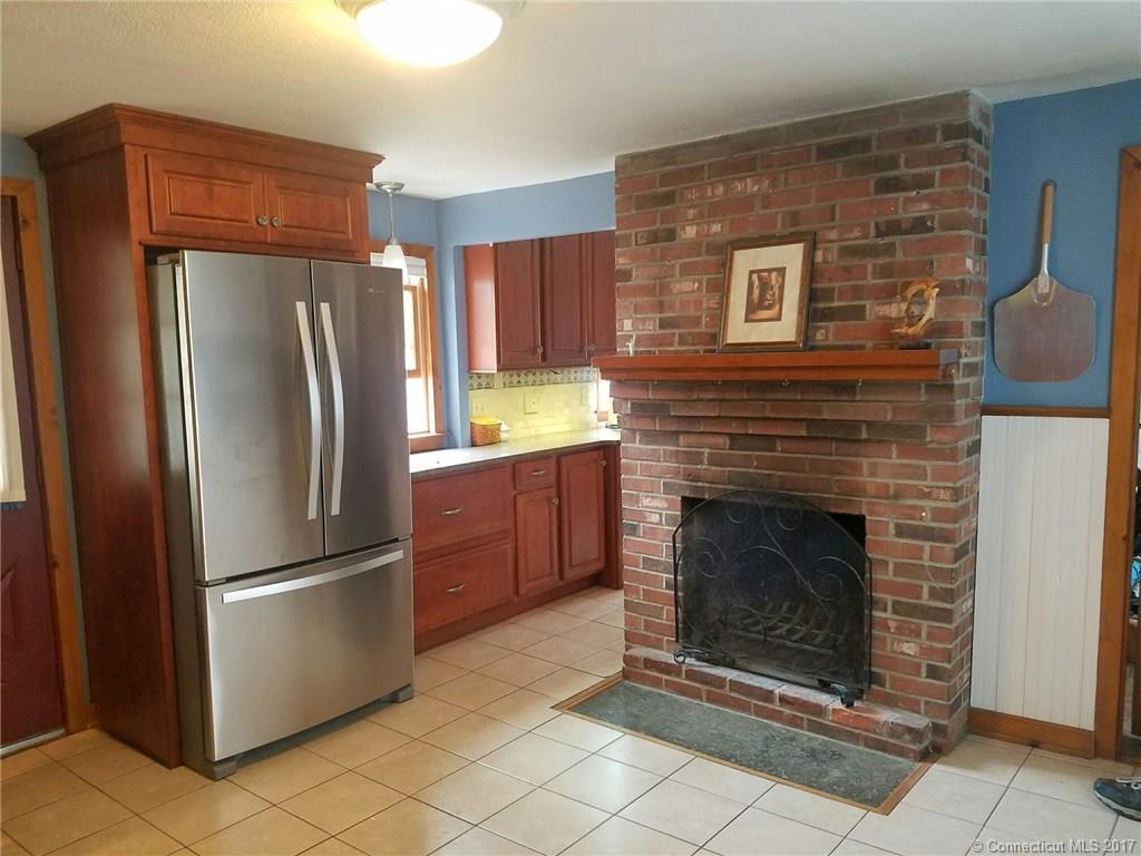 15 Bicycle St, Plainville, CT 06062