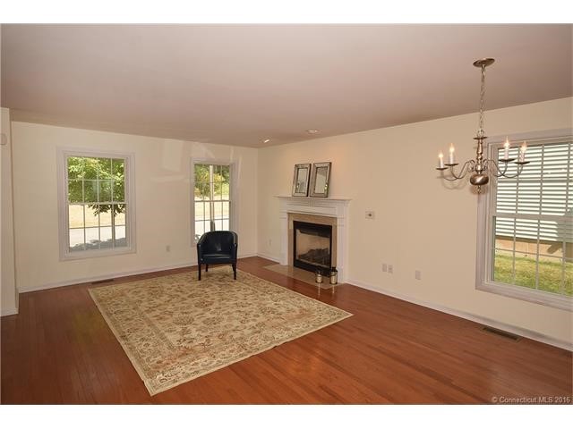 49Elizabeth Ln, Vernon, CT 06066