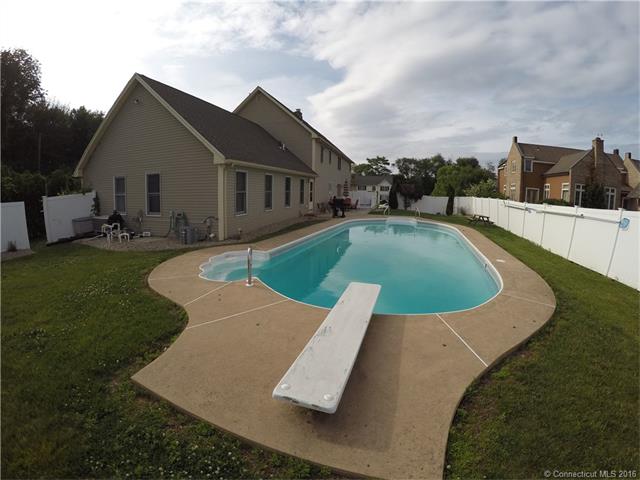2 Knoll Ln, Rocky Hill, CT 06067