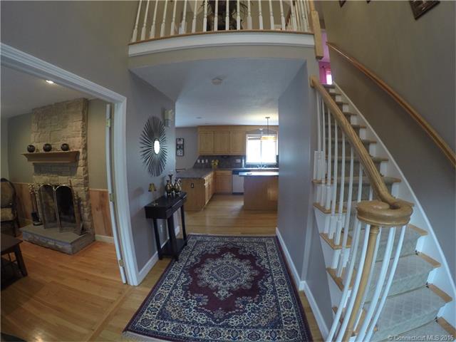 2 Knoll Ln, Rocky Hill, CT 06067