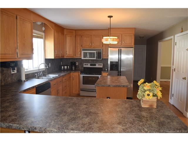 2 Knoll Ln, Rocky Hill, CT 06067