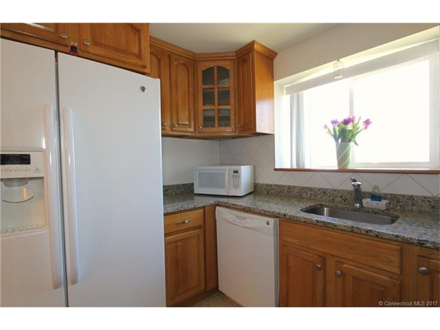 7 Carillon Dr, Rocky Hill, CT 06067