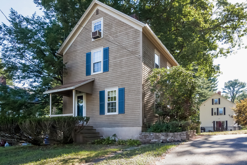 6 Woods Ln, Simsbury, CT 06070