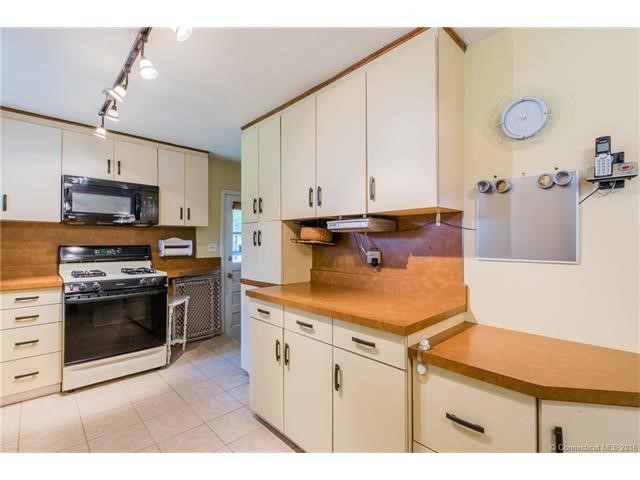 100Robert Dr, S Windsor, CT 06074