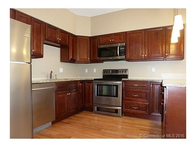 390 2C Boston Neck Rd, Suffield, CT 06078