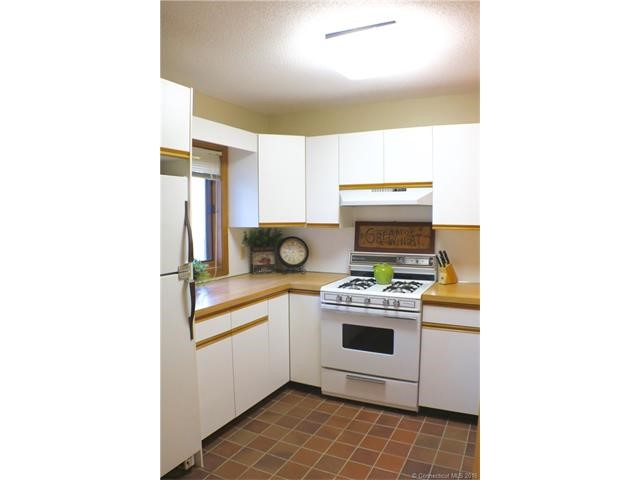 140E Grayling Ln #140, Suffield, CT 06078