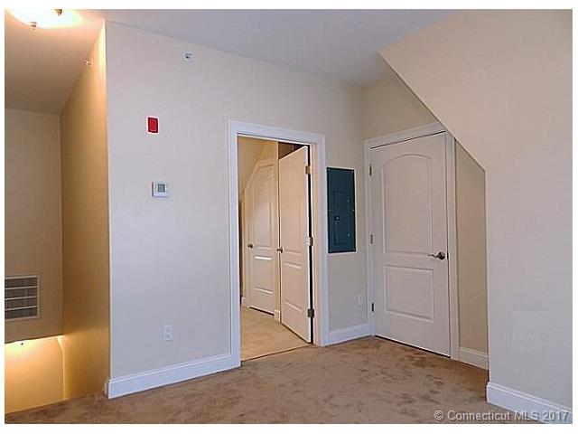 390 2B Boston Neck Rd, Suffield, CT 06078