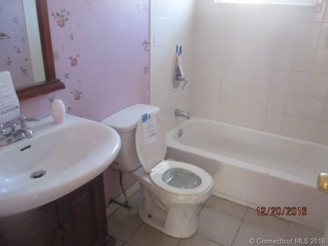 39Roosevelt Blvd, Enfield, CT 06082