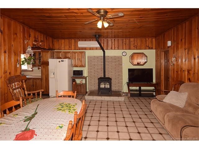 17Carl St, Enfield, CT 06082