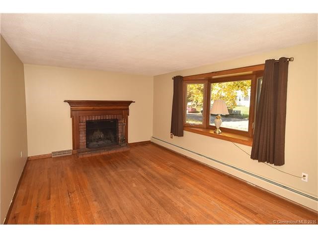 8Luster Ln, Enfield, CT 06082