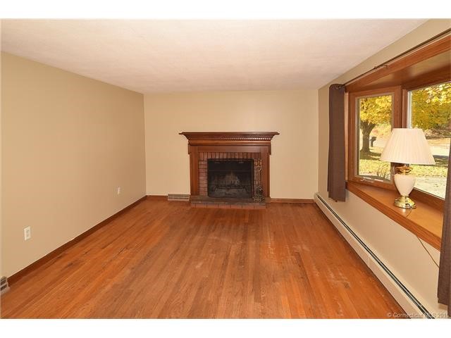8Luster Ln, Enfield, CT 06082