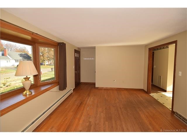 8Luster Ln, Enfield, CT 06082