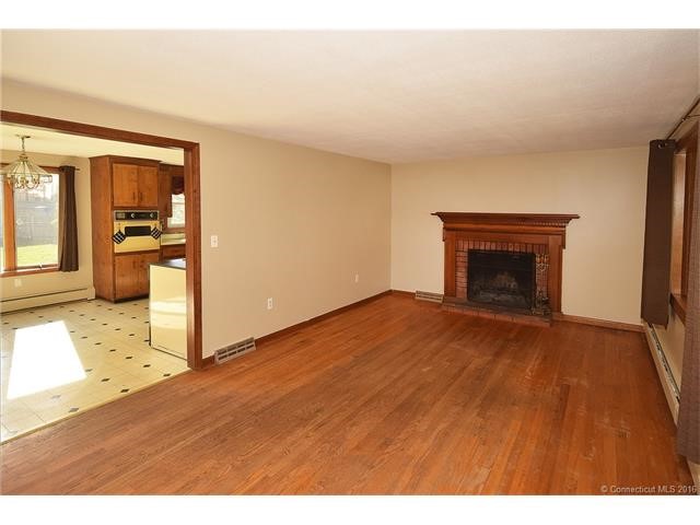 8Luster Ln, Enfield, CT 06082
