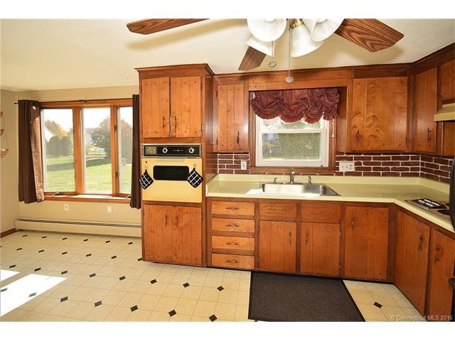8Luster Ln, Enfield, CT 06082