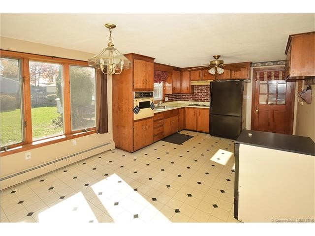 8Luster Ln, Enfield, CT 06082