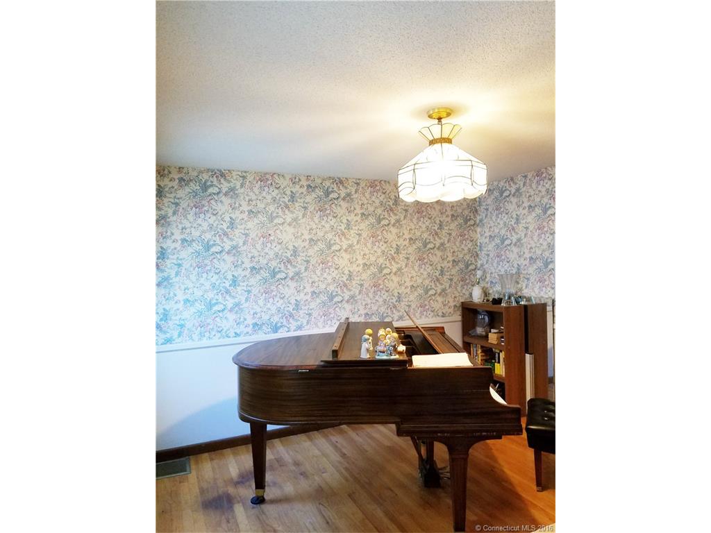 16 Dorothy St, Enfield, CT 06082