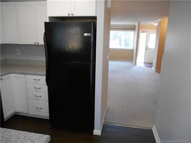 92 Hilltop Dr, Simsbury, CT 06089