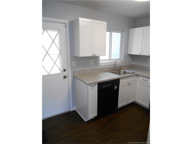 92 Hilltop Dr, Simsbury, CT 06089