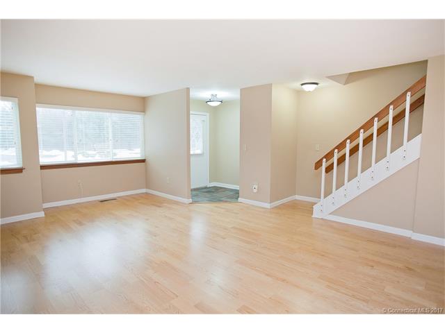 98Hilltop Dr #98, Simsbury, CT 06089