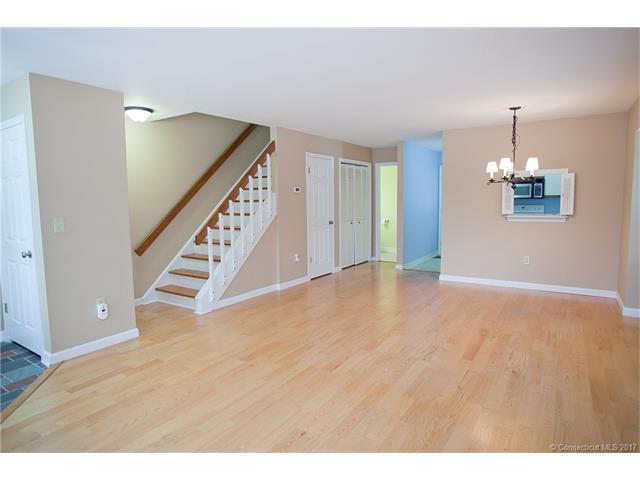 98Hilltop Dr #98, Simsbury, CT 06089