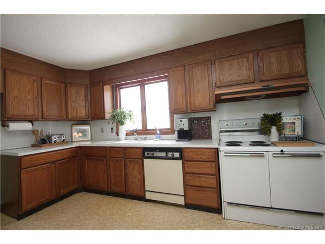 206Sunnyfield Dr, Windsor, CT 06095