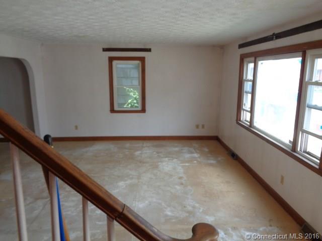 68Oak St, Windsor Locks, CT 06096