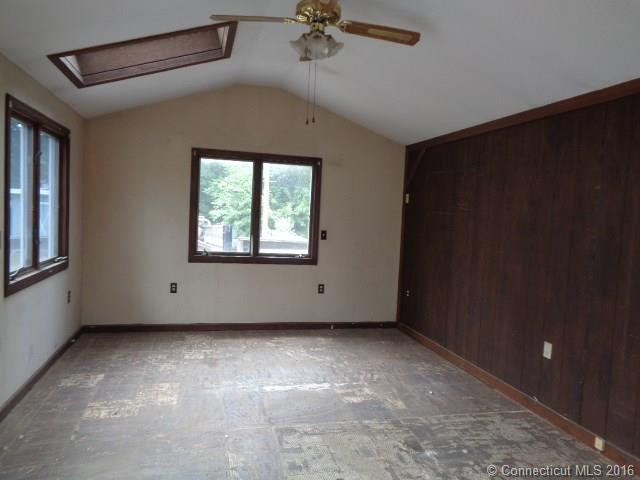 68Oak St, Windsor Locks, CT 06096