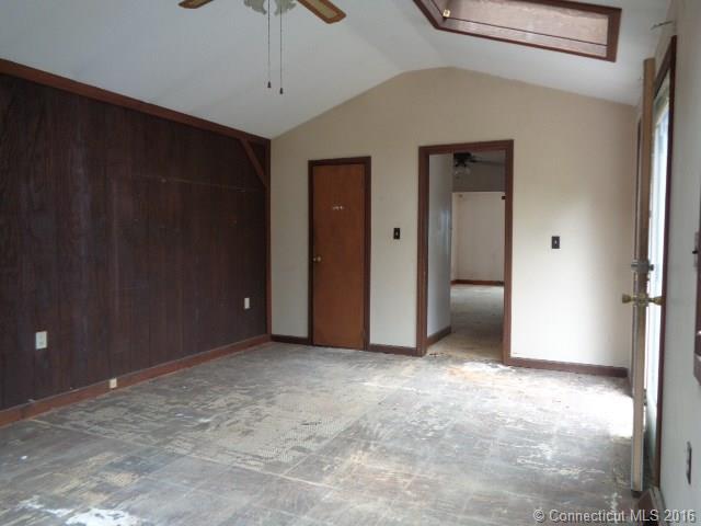 68Oak St, Windsor Locks, CT 06096