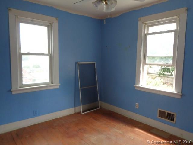 68Oak St, Windsor Locks, CT 06096