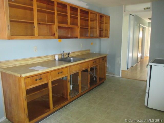 293 Green Manor Ter, Windsor Locks, CT 06096