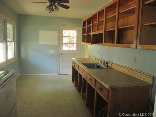 293 Green Manor Ter, Windsor Locks, CT 06096