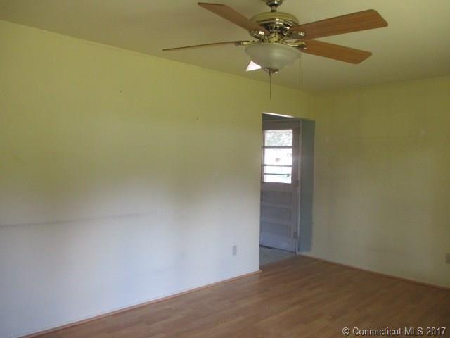 293 Green Manor Ter, Windsor Locks, CT 06096
